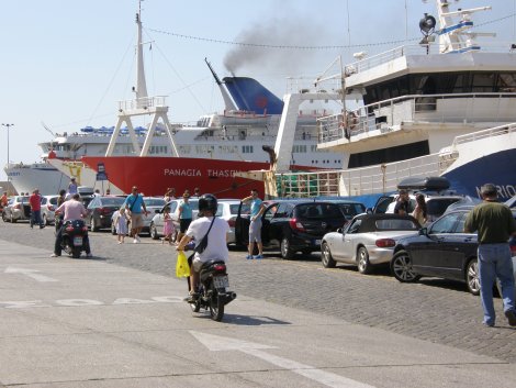 Φλεγόμενη λέμβος στο λιμάνι της Καβάλας