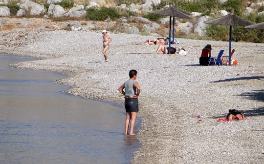 Βρήκε καραμπίνα μέσα στη θάλασσα