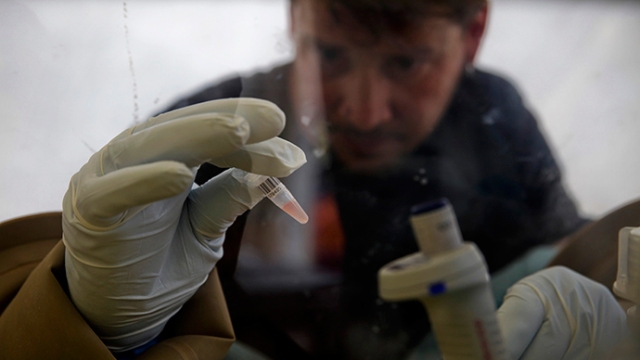 Γιατρός μολύνθηκε από τον ιό του Έμπολα στη Σιέρα Λεόνε