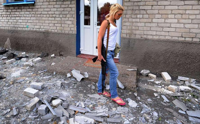 Μαζεύουν πτώματα μετά από επίθεση στην Ουκρανία