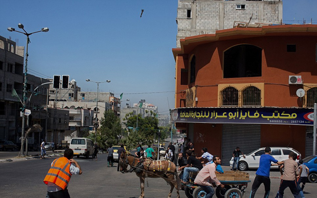 Καρέ-καρέ ισραηλινός πύραυλος ισοπεδώνει κτήριο στη Γάζα