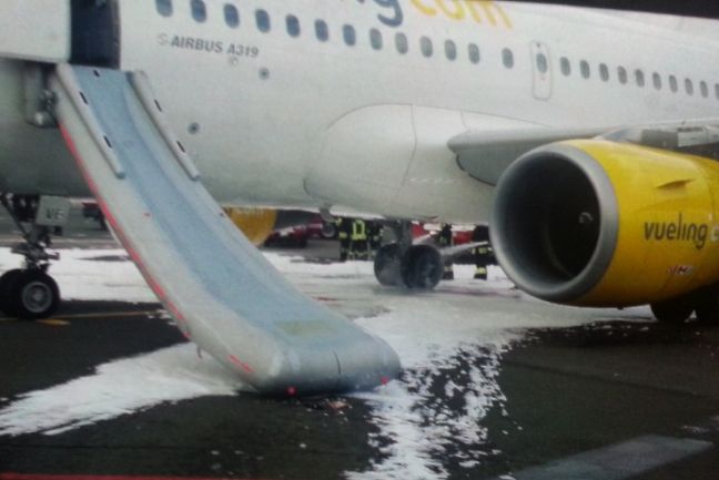 Αεροπλάνο έπιασε φωτιά την ώρα της προσγείωσης στην Ιταλία