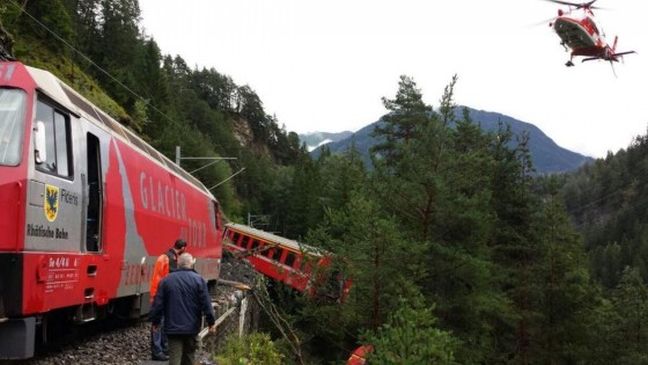 Τρένο εκτροχιάστηκε σε γκρεμό στην Ελβετία