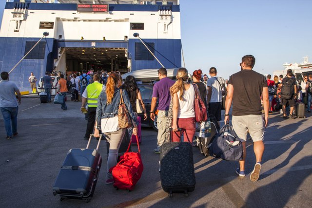 Μικρή κάμψη στη διακίνηση επιβατών στα λιμάνια