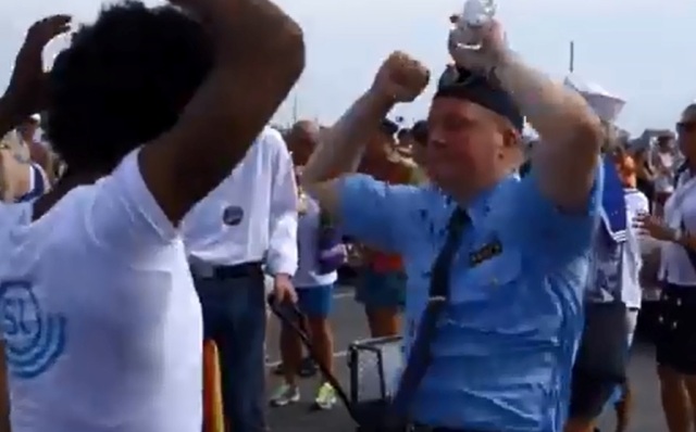 Ο τρελός χορός αστυνομικού σε gay pride