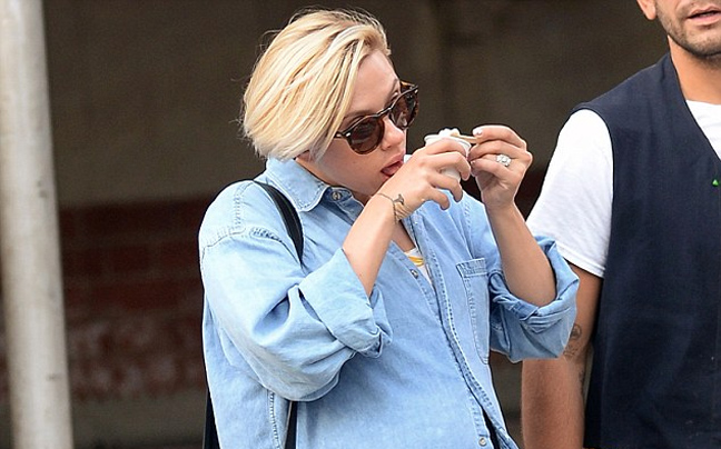 Η εγκυμονούσα Scarlett Johansson απολαμβάνει το παγωτό της