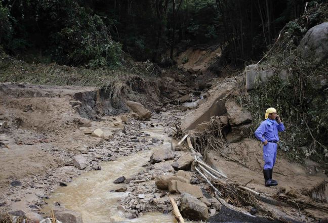 Στη μάχη ρίχνονται 2.800 διασώστες στην Ιαπωνία για τις κατολισθήσεις