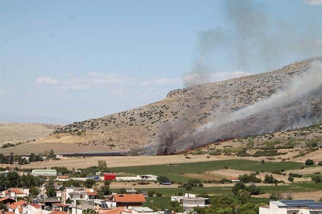 Φωτιά κοντά σε στρατόπεδο στα Φάρσαλα
