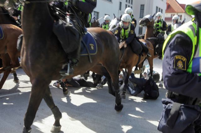 Έφιπποι αστυνομικοί ποδοπάτησαν διαδηλωτές στο Μάλμε