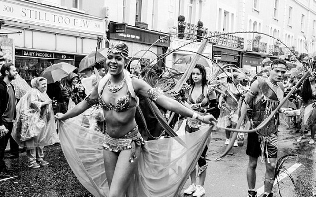 Kαρναβάλι υπό βροχή στο Notting Hill