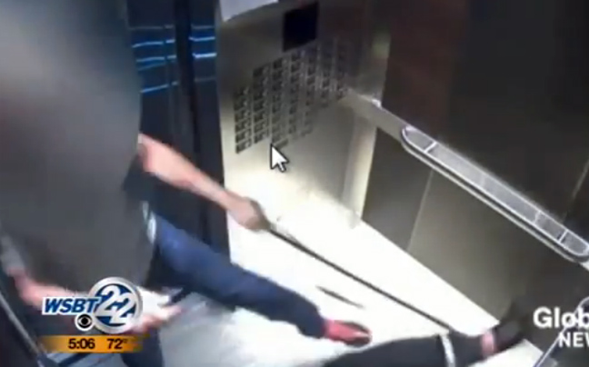 Σάλος από άντρα που κλωτσάει σκύλο σε ασανσέρ