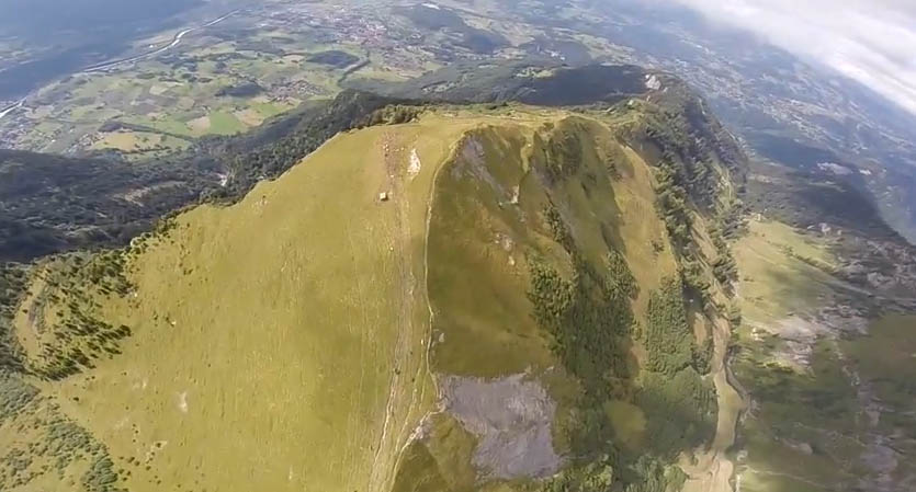 Εντυπωσιακή πτήση με wingsuit στις Άλπεις