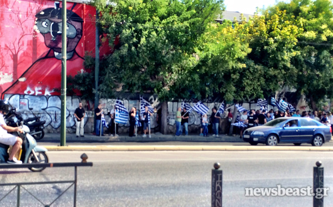 Μέλη της Χρυσής Αυγής στο Γκάζι για την ορκωμοσία στον δήμο Αθηναίων
