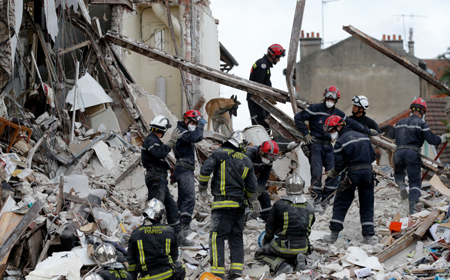 Γκρεμίσματα παντού από την κατάρρευση κτηρίου στο Παρίσι