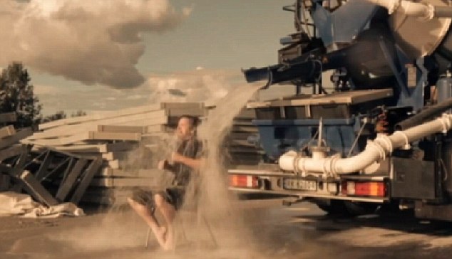 Έκανε Ice Bucket με… μπετονιέρα