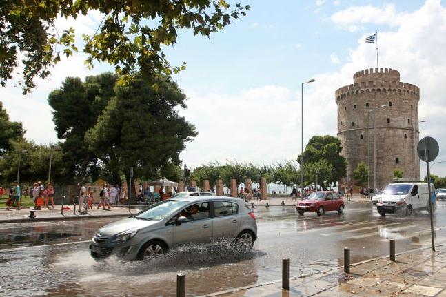 Κυκλοφοριακά προβλήματα λόγω νεροποντής στη Θεσσαλονίκη