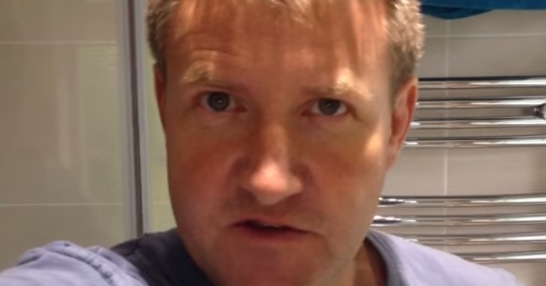 Πατέρας μαθαίνει το γιο του να αλλάζει χαρτί στην τουαλέτα