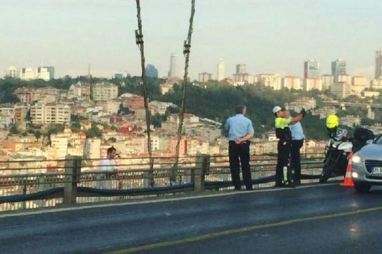 Αστυνομικός έβγαζε selfie την ώρα που αυτοκτονούσε ένα άντρας