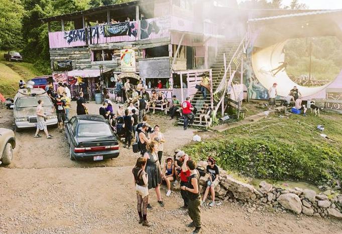 Η ζωή σε ένα camp αναρχικών