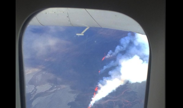 Πιλότος άλλαξε πορεία για να δείξει στους επιβάτες ηφαίστειο να εκρύγνυται
