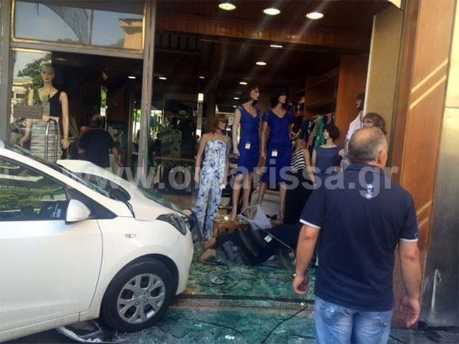 Αυτοκίνητο «εισέβαλε» σε κατάστημα της Λάρισας