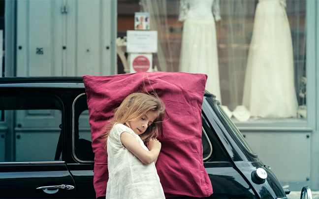 Παιδιά παραδομένα στον ύπνο με μεγάλα μαξιλάρια στην πόλη