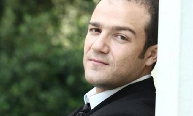 «Με πέταξαν κάτω και άρχισαν να με χτυπάνε»