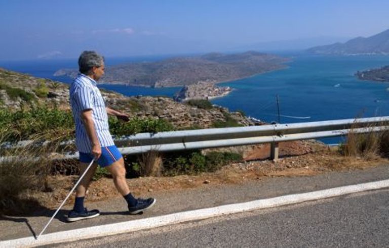 Ένας πρίγκιπας με αθλητικά και… ψηλή κάλτσα στην Κρήτη