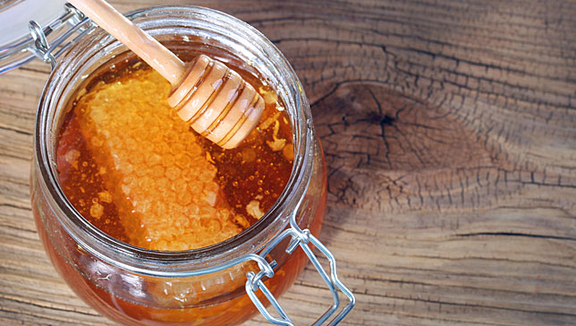 Αλάτι και μέλι για σύσφιξη της επιδερμίδας