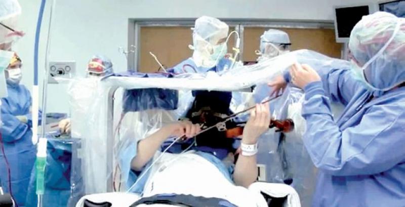 Τη χειρουργούσαν και εκείνη… το βιολί της