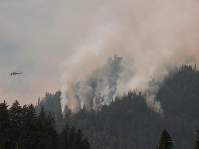 Εγκαταλείπουν σπίτια στην Καλιφόρνια από μεγάλη πυρκαγιά