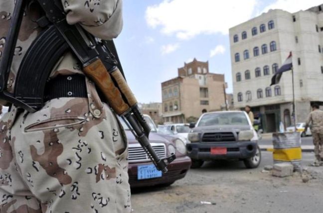 Πολιτοφύλακες κρατούν τον προσωπάρχη του προέδρου  της Υεμένης