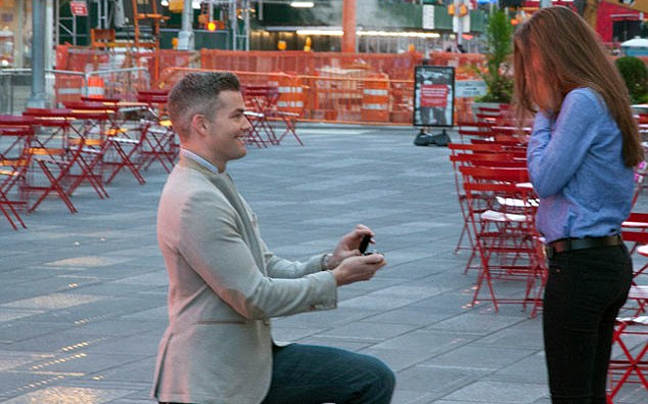 Έκλεισε την Times Square για να κάνει πρόταση γάμου