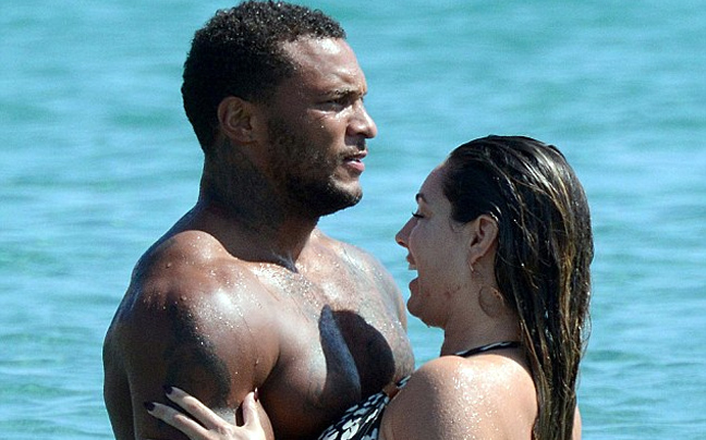 Νέες φωτογραφίες της Kelly Brook στη Μύκονο