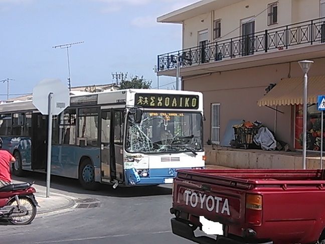 Τροχαίο με σχολικό λεωφορείο και φορτηγό στα Χανιά