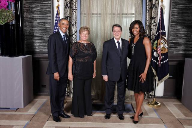 Με σιθρού φωτογραφήθηκε πλάι στους Ομπάμα η σύζυγος Αναστασιάδη