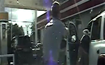 Αστυνομικός ζητά από οδηγό το δίπλωμα και τον πυροβολεί 4 φορές