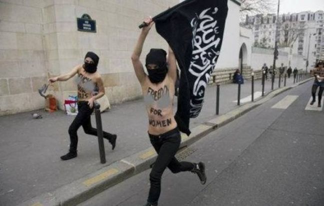 Οι FEMEN γυμνόστηθες με σημαία του Ισλαμικού Κράτους