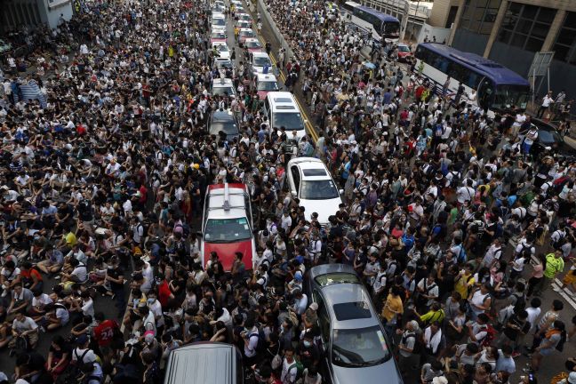 Η Κίνα επιμένει κατά των «παράνομων» διαδηλώσεων