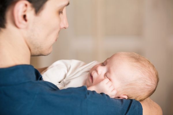 Πώς οι μπαμπάδες «δένονται» με το μωρό