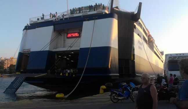 Πλοίο με 586 επιβάτες προσέκρουσε σε προβλήτα κατά τον απόπλου από τον Πειραιά