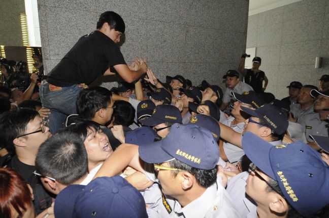 Συμπλοκές διαδηλωτών με δυνάμεις ασφαλείας στο Χονγκ Κονγκ
