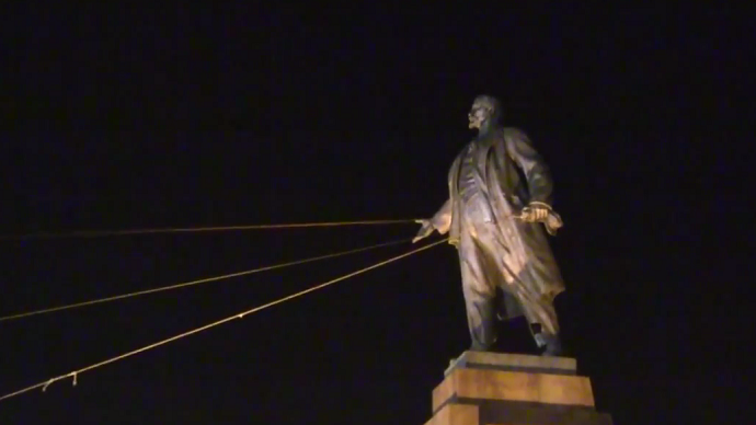 Γκρέμισαν το άγαλμα του Λένιν στο Χάρκοβο