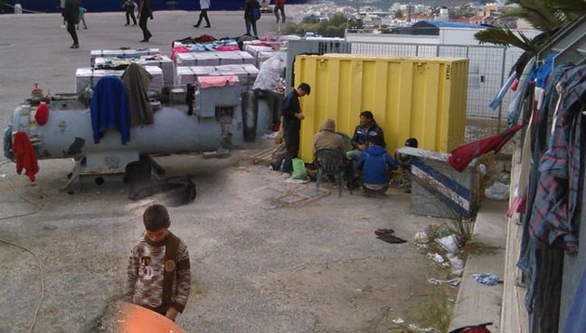 Μετανάστες κοιμούνται κάτω από αυτοκίνητα στη Λέσβο