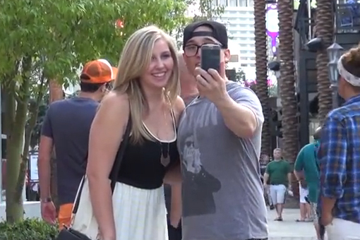 Selfies με… στήθη