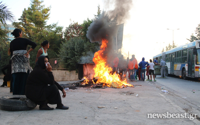 Ένταση και φωτιές στη Μεσογείων