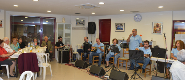 Ερασιτεχνική ορχήστρα προσέφερε στιγμές διασκέδασης σε ηλικιωμένους