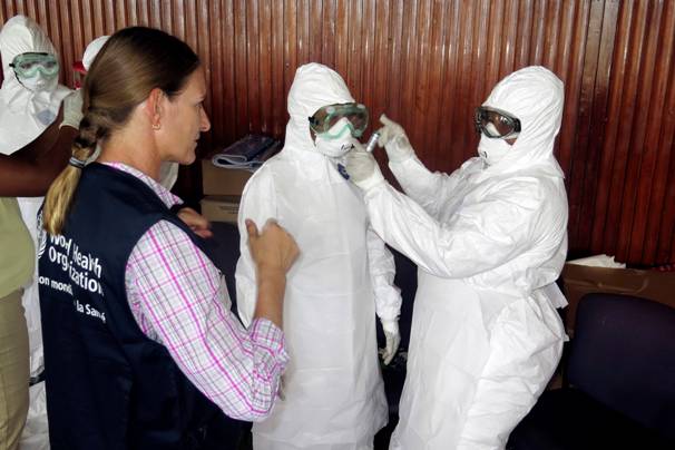 Γιατρός που μολύνθηκε από τον ιό Έμπολα μεταφέρθηκε στη Γερμανία για θεραπεία