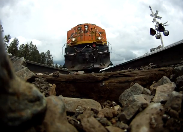 Βιντεοσκοπώντας ένα τρένο από κάτω