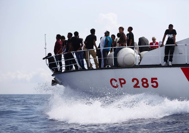 Εκατοντάδες μετανάστες προσεγγίζουν την Ιταλία